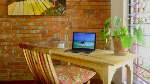 Kilifi: Die Cottage Superior Suite verfügt über einen extra Arbeits-und Sitzplatz im Eingangsbereich Kilifi: Die Cottage Superior Suite verfügt über einen extra Arbeits-und Sitzplatz im Eingangsbereich