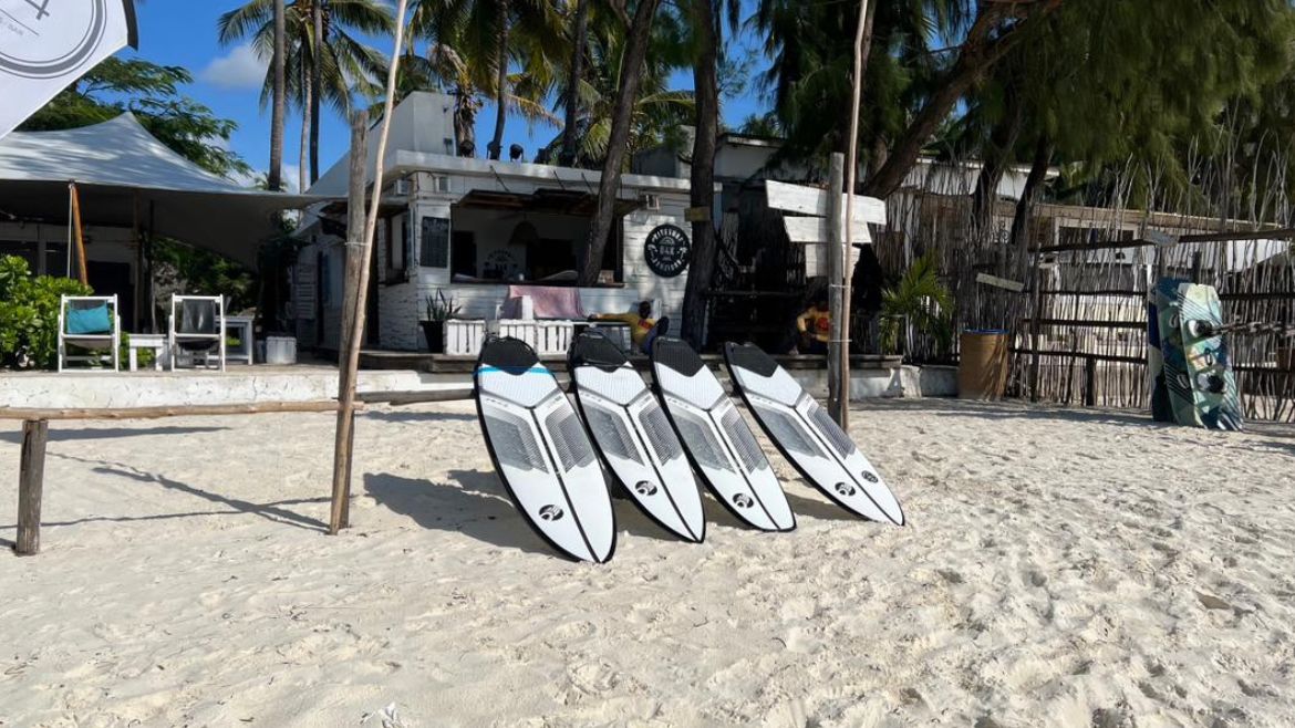 Die Station umgeben von zahlreichen Palmen Die Station umgeben von zahlreichen Palmen