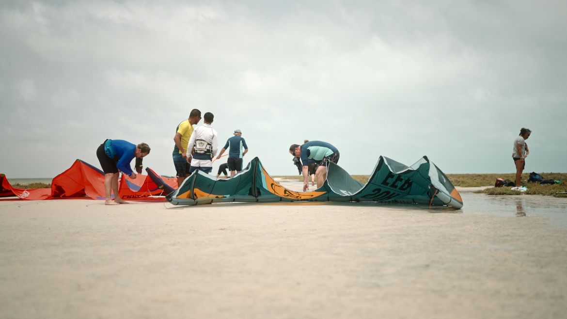 Zarzis: Die Kites vorbereiten Zarzis: Die Kites vorbereiten