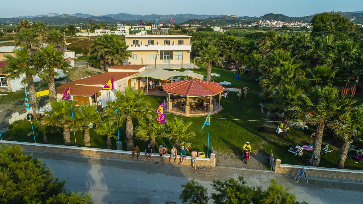 Fanes: Die Kitesurfstation ist von einem Garten umgeben. Fanes: Die Kitesurfstation ist von einem Garten umgeben.