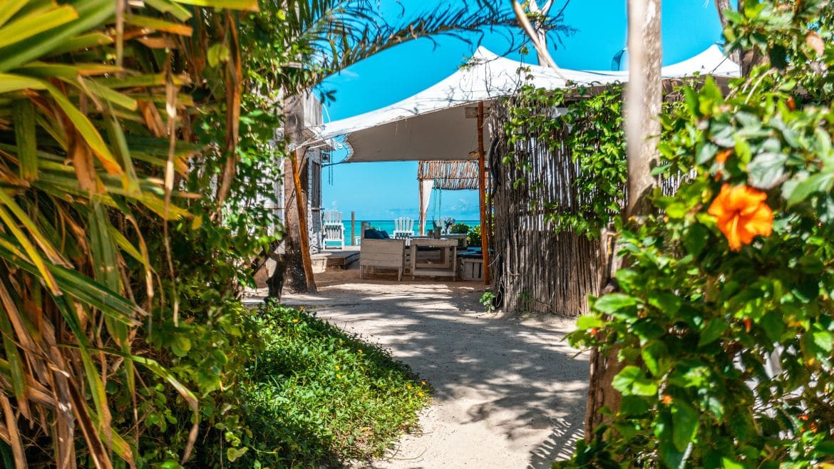 Sansibar: Die Poolanlage befindet sich direkt hinter der Station Sansibar: Die Poolanlage befindet sich direkt hinter der Station