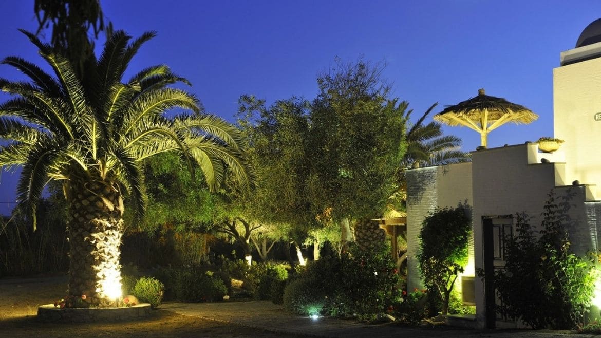 Naxos: Surfer Appartements am Abend Naxos: Surfer Appartements am Abend