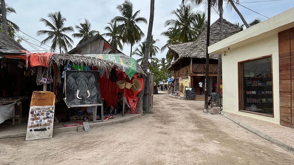 Direkt hinterm Surfhotel findest Du kleine Shops zum Stöbern