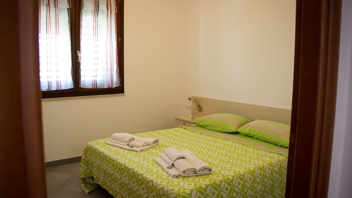 Marsala: Doppelbett im Surfer Appartements