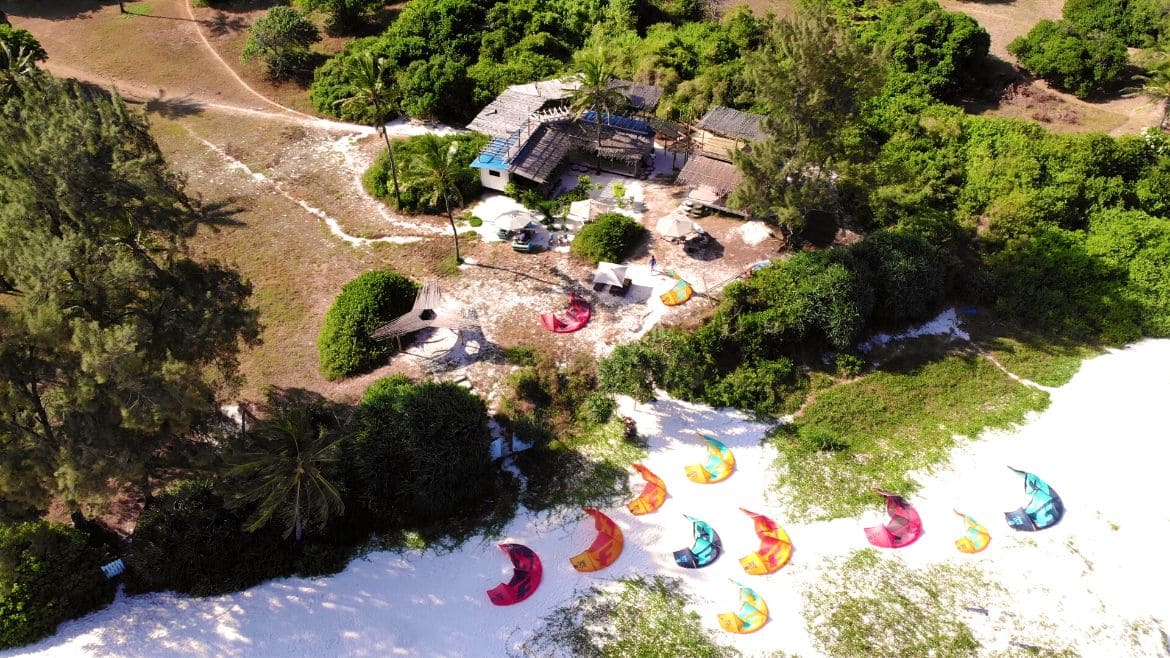 Kilifi: Drohnenaufnahme der Beachbar und Kitesurf Station