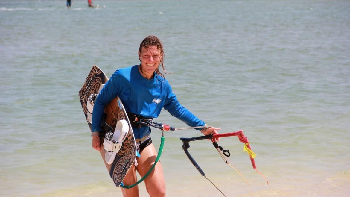 Hamata: Unsere Kitelehrerin Dürten unterrichtet in Deutsch und Englisch