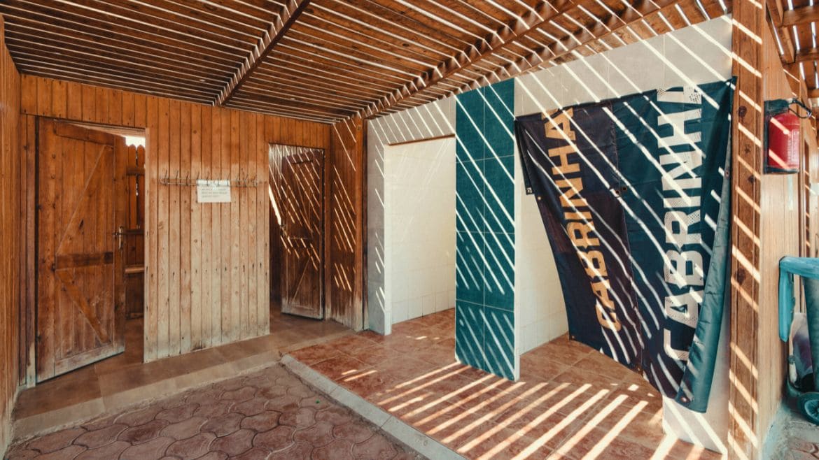 Hamata: Dusch- und Umkleidebereich