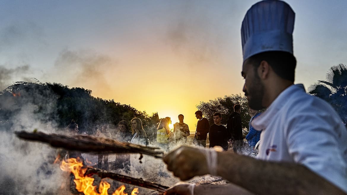 Dakhla: Ein Mal die Woche findet im Surfhotel ein BBQ-Abend statt