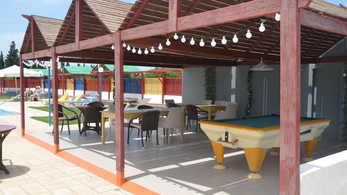 Theologos: Überdachter Außenbereich