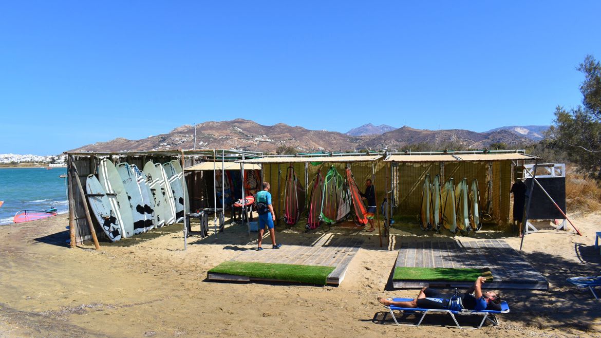 Naxos: Einfache und doch gut ausgestattete Wing- und Windsurf Station