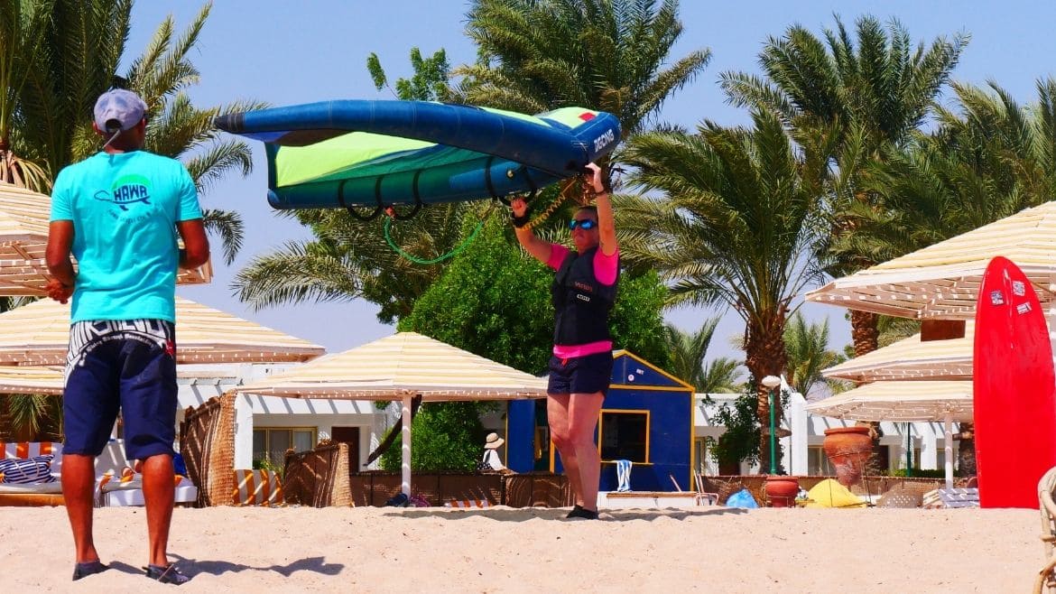 Erste Flugübungen an Land