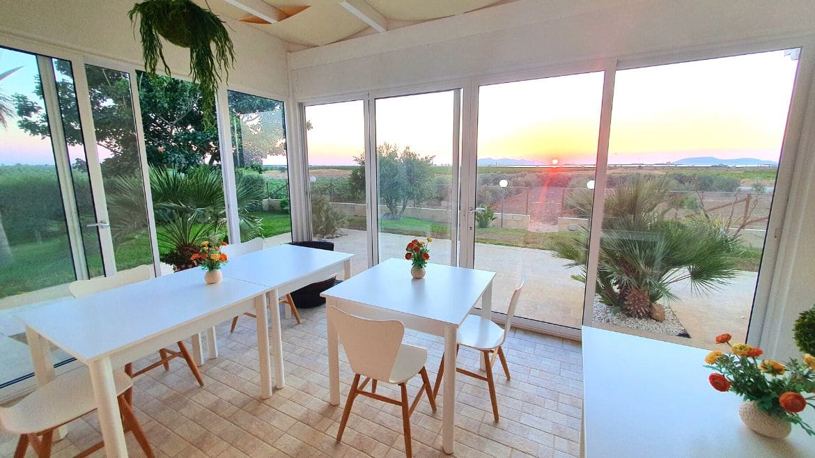 Marsala: Ess- und Sitzbereich mit Blick auf die Lagune Marsala: Ess- und Sitzbereich mit Blick auf die Lagune