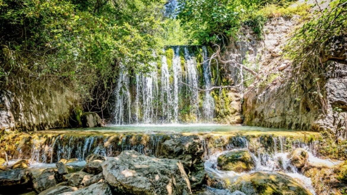 Ulcinj: Fazinierende Naturschönheiten - die Wasserfälle Montenegros umgeben von grünen Wäldern Ulcinj: Fazinierende Naturschönheiten - die Wasserfälle Montenegros umgeben von grünen Wäldern