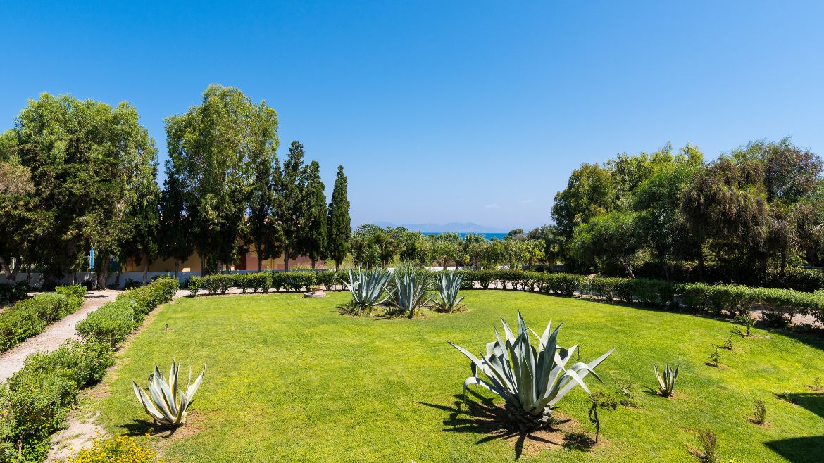 Rhodos Theologos: Gartenbereich im Surfhotel