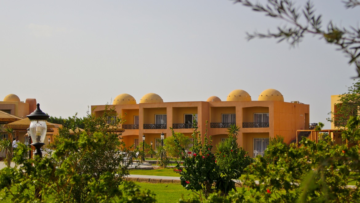 Hamata: Gebäudeansicht des Komforthotels