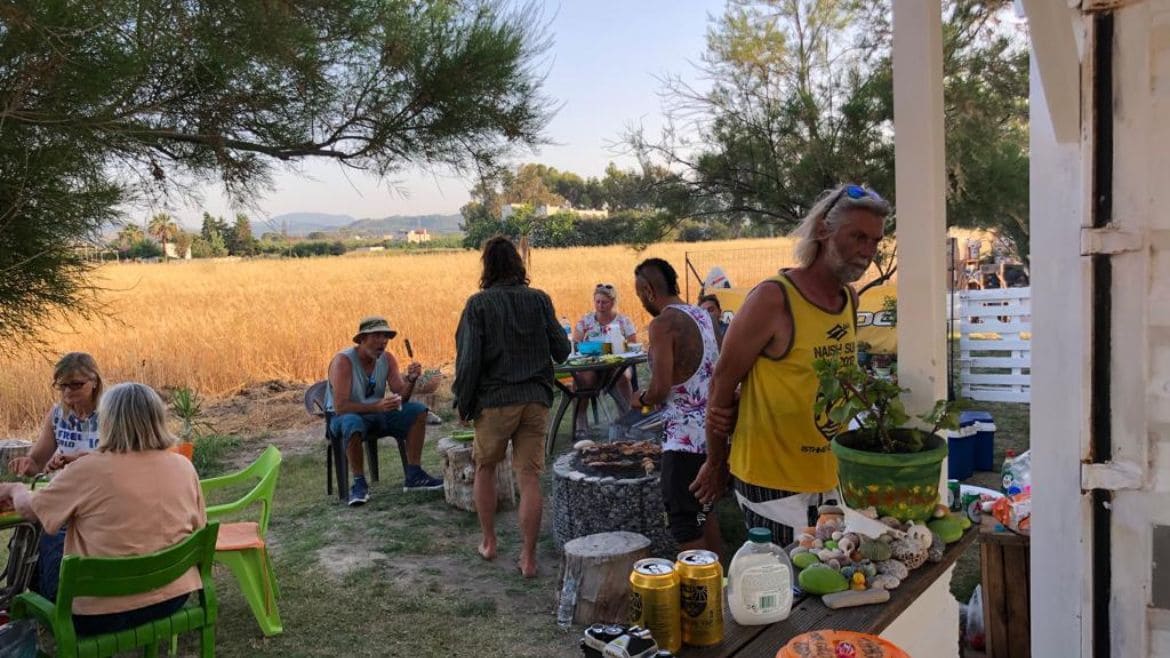 Rhodos Theologos: Gemeinsames Grillen an der Kite- und Wing/Windsurf Station