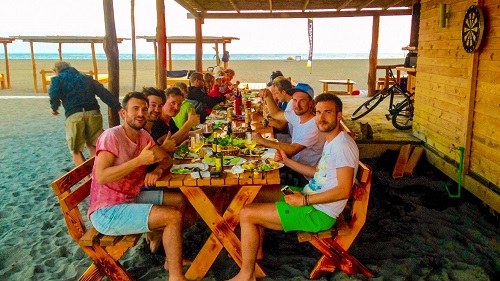 Ulcinj: Gemeinschatsessen direkt an der Station Ulcinj: Gemeinschatsessen direkt an der Station