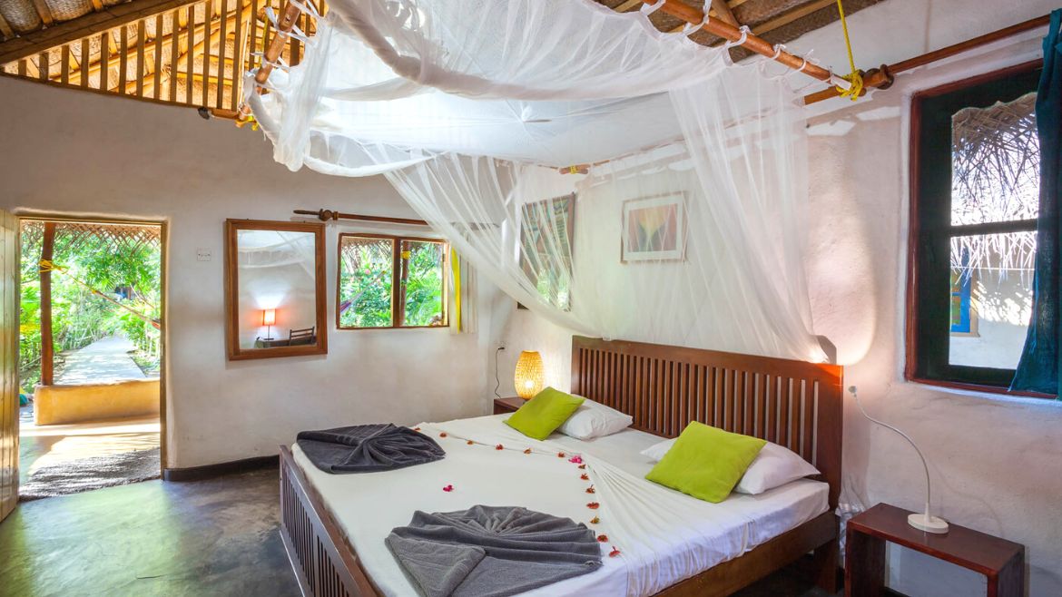 Kalpitiya: gemütliches Doppelbett in den Surf Cabanas