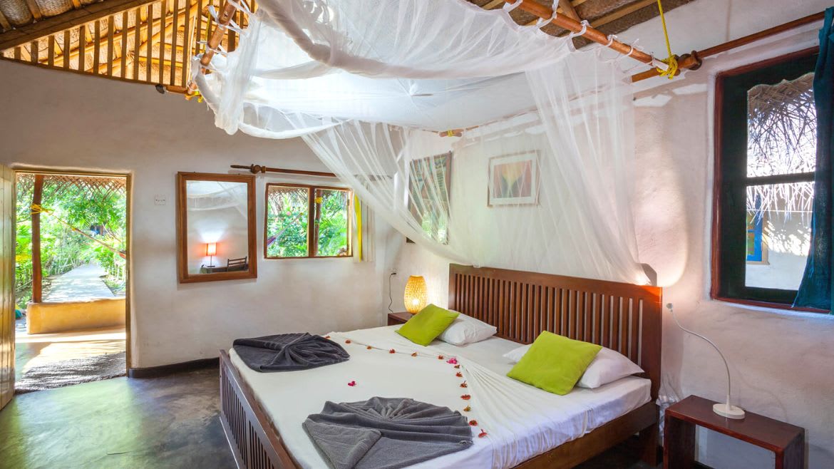Kalpitiya: gemütliches Doppelbett in den Surf Cabanas