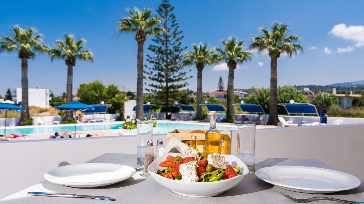 Rhodos Theologos: Gemütliches Essen mit Poolblick