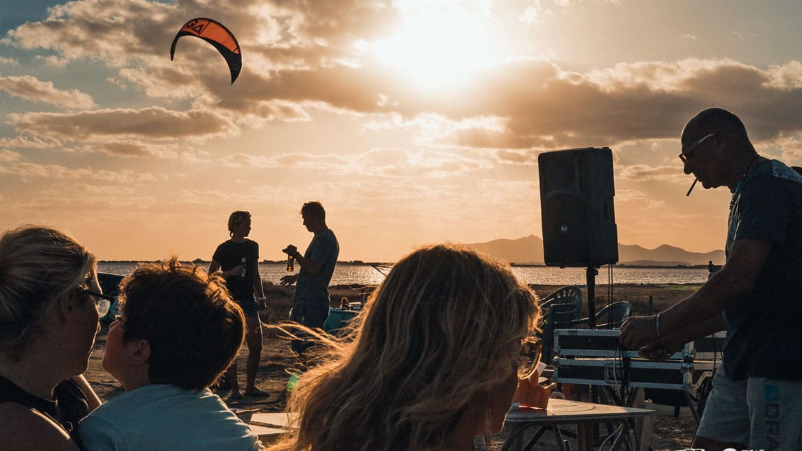 Marsala: Gemütliches Zusammensein am Abend an der Kite- und Windsurf Station Marsala: Gemütliches Zusammensein am Abend an der Kite- und Windsurf Station