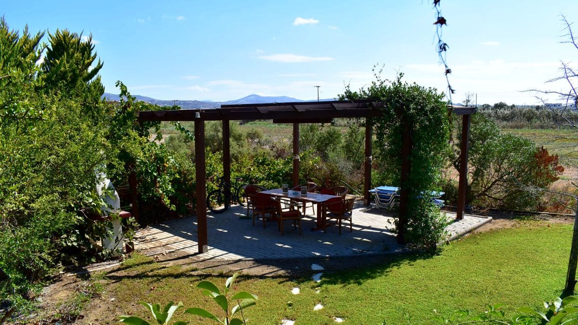 Naxos: Sitzbereich im Garten der Surfer Appartements