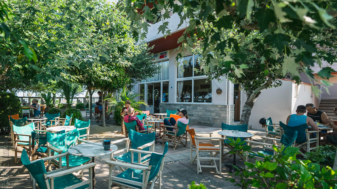 Fanes: Im Garten des Surfhotels wird gespeist. Fanes: Im Garten des Surfhotels wird gespeist.