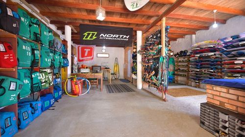 Wingsurfmaterial und Lagerung: Neuestes Material in Kalpitiya Wingsurfmaterial und Lagerung: Neuestes Material in Kalpitiya