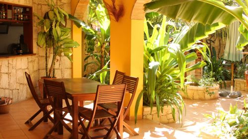 Boa Vista: Frühstück im wunderbar gestalteten Innenhof Boa Vista: Frühstück im wunderbar gestalteten Innenhof