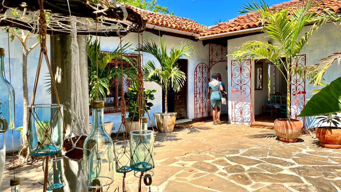 Kilifi: Innenhof des Eco Surf Cottage Kilifi: Innenhof des Eco Surf Cottage