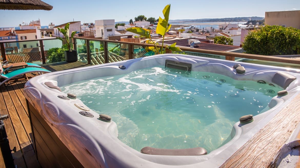 Algarve: Jacuzzi auf der Sonnenterrasse Algarve: Jacuzzi auf der Sonnenterrasse