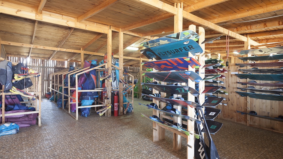 Hamata: An der Kitesurfstation findest Du jede Menge Material.