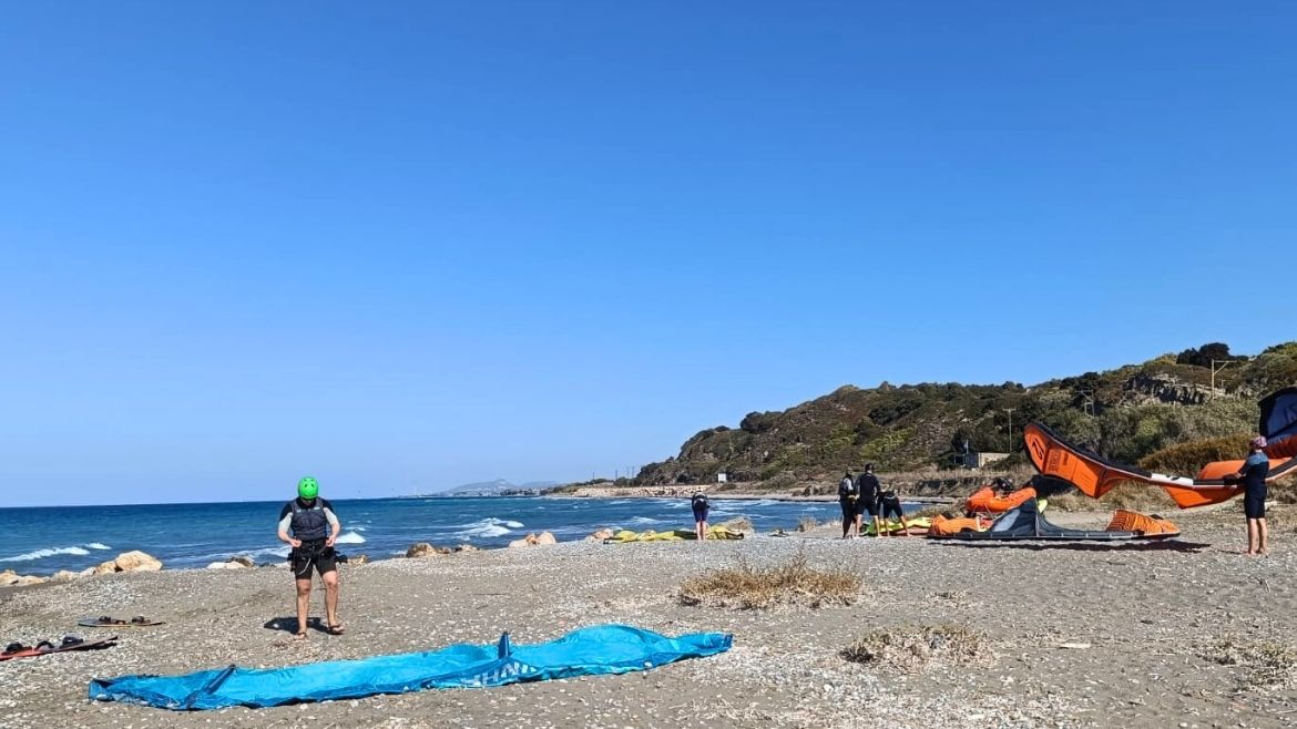 Die Campteilnehmer bereiten sich für den Kitetag vor Die Campteilnehmer bereiten sich für den Kitetag vor