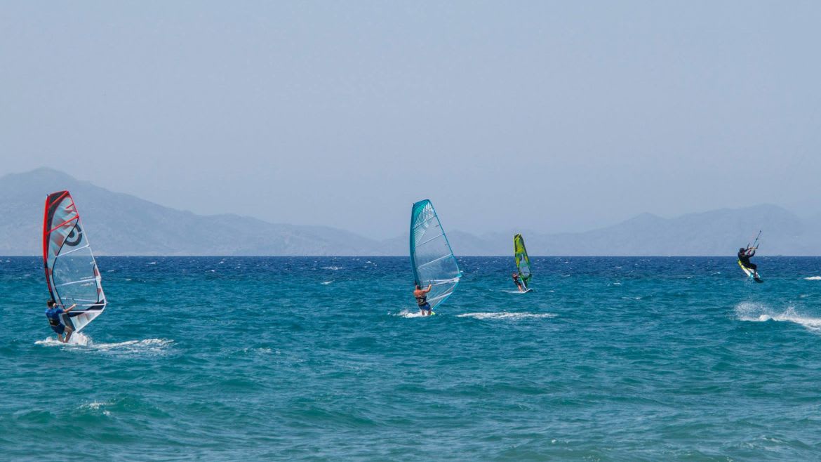 Rhodos Theologos: Kite- und Windsurfer an der Kite- und Wing/Windsurf Station Rhodos Theologos: Kite- und Windsurfer an der Kite- und Wing/Windsurf Station