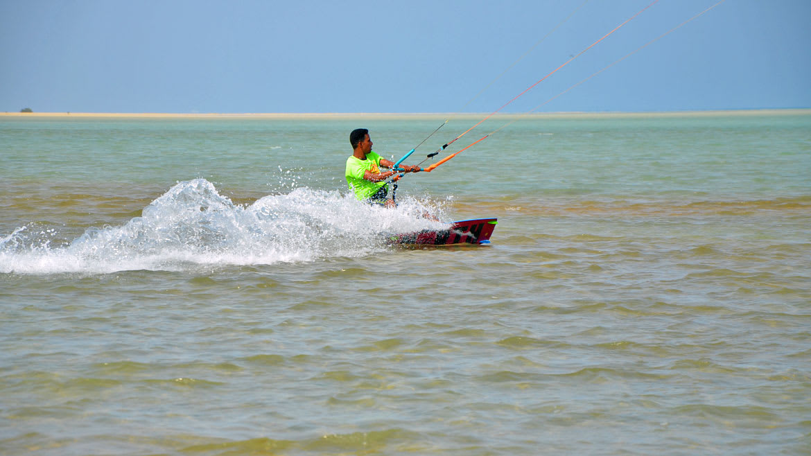 Hamata: Kitelehrer findet man auch während ihrer Freizeit an der Kitesurfstation. Hamata: Kitelehrer findet man auch während ihrer Freizeit an der Kitesurfstation.
