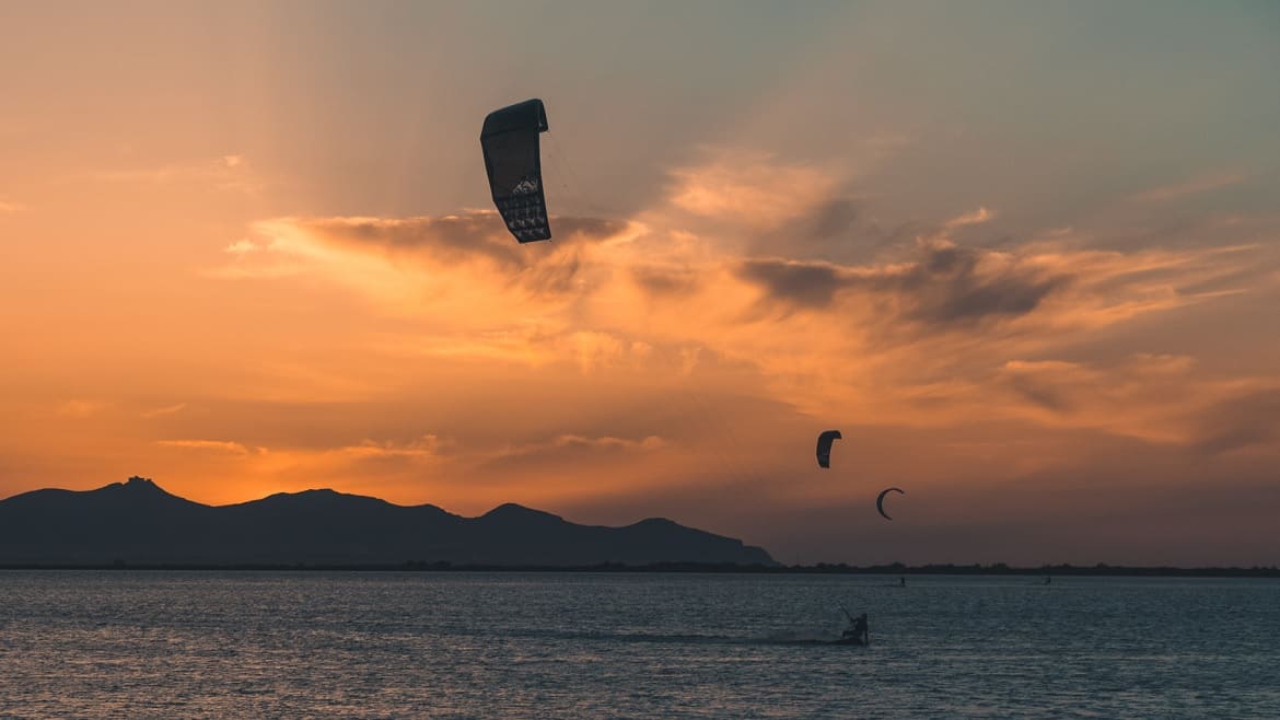 Marsala: Kitesurfen am Abend Marsala: Kitesurfen am Abend