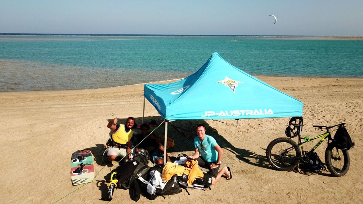 El Naaba: Kiter an der Lagune der Kite- und Wing/Windsurf Station El Naaba: Kiter an der Lagune der Kite- und Wing/Windsurf Station