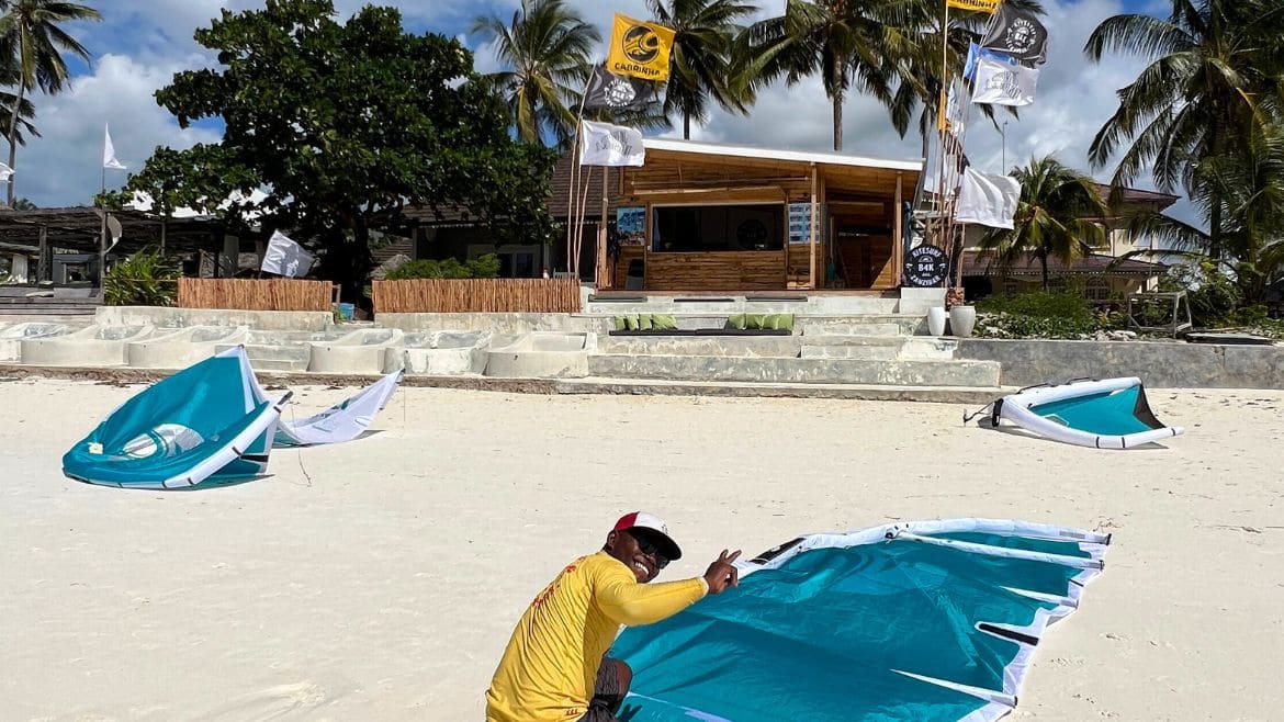 Kites an der neuen Station am Surfhotel für den Tag vorbereiten
