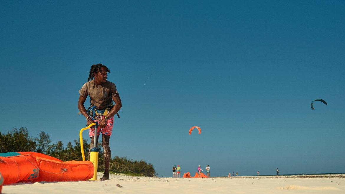 Kilifi: Kites aufpumpen Kilifi: Kites aufpumpen