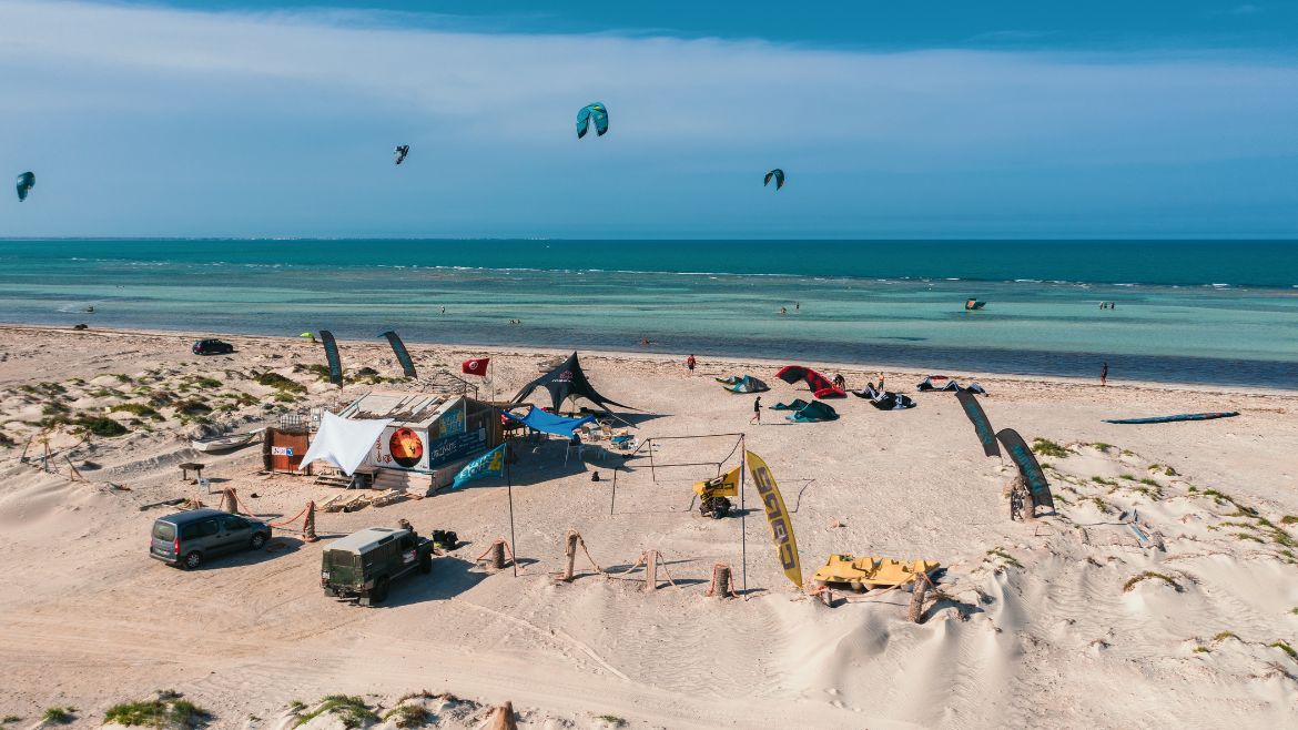 Zarzis: Kitesurfen direkt vor der Station Zarzis: Kitesurfen direkt vor der Station