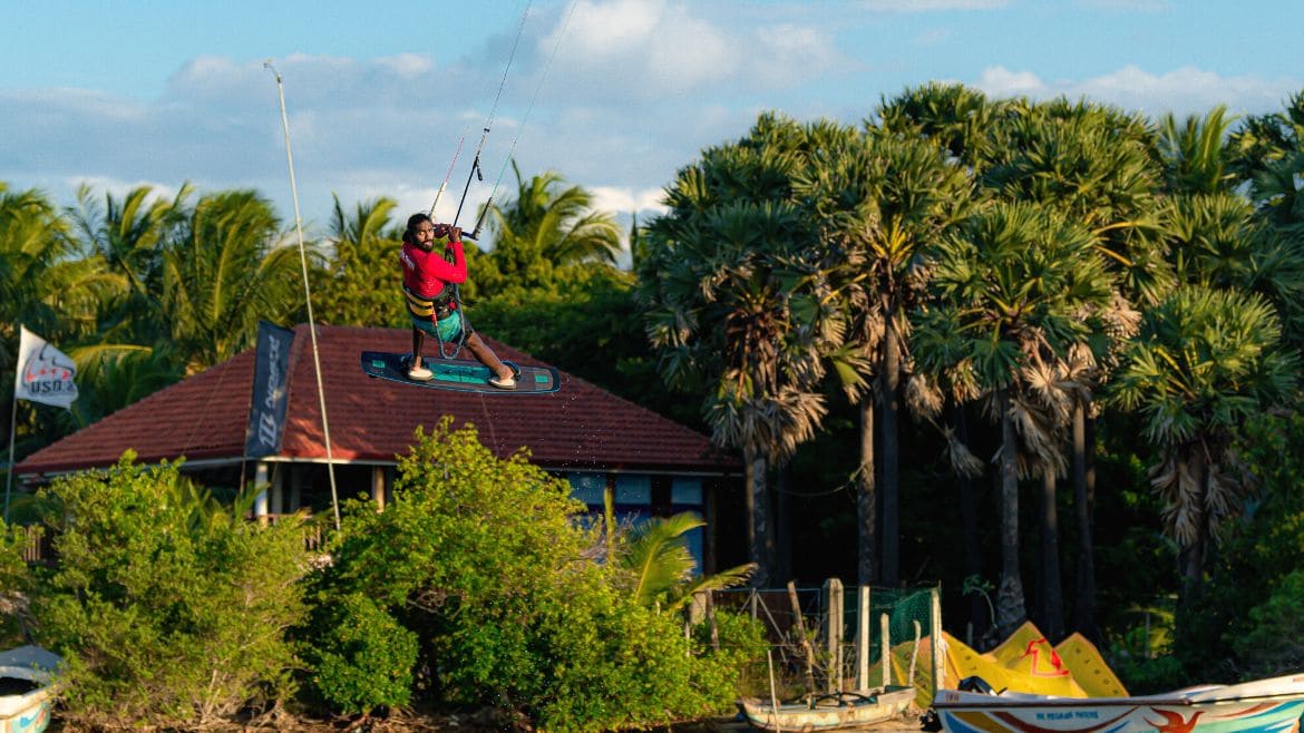 Kalpitiya: Kitesurfen in Kalpitiya umgeben von Palmen