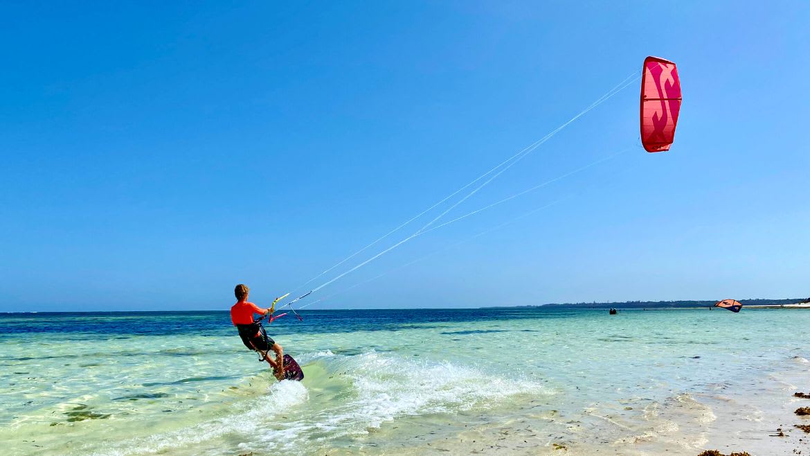 Kilifi: Kitesurfen bei türkisblauen Wasser Kilifi: Kitesurfen bei türkisblauen Wasser