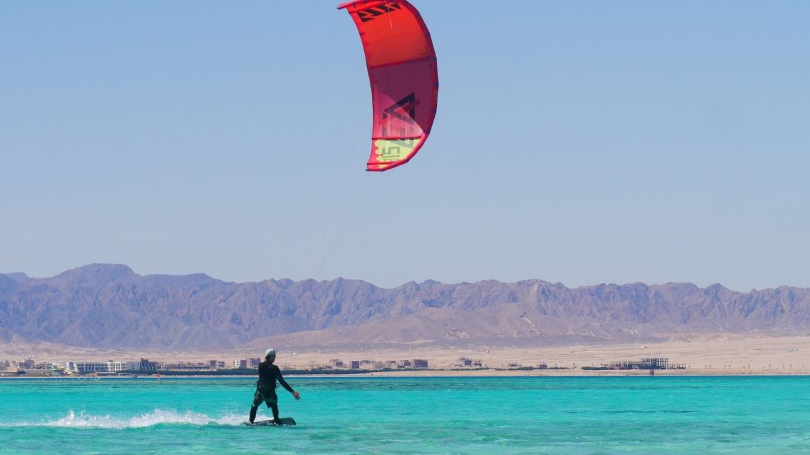 Kitesurfen und eine tolle Kulisse genießen Kitesurfen und eine tolle Kulisse genießen
