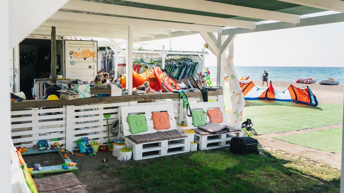 Rhodos Theologos: Kleiner Sitzbereich an der Kite- und Wing/Windsurf Station