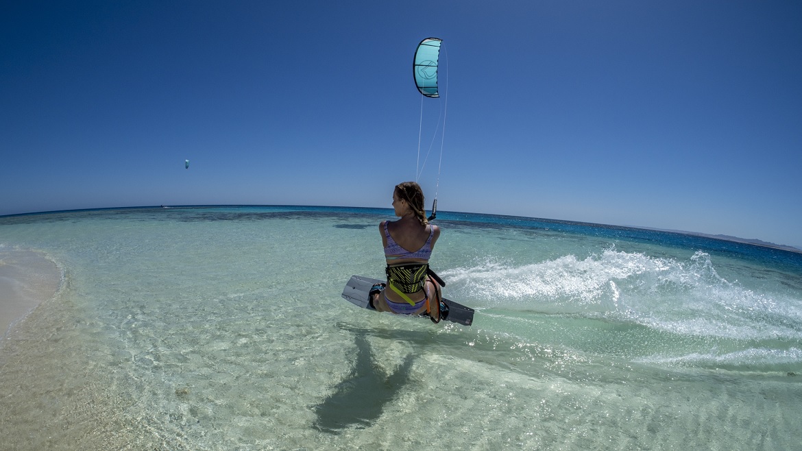 Hamata: Kristallklares Wasser an der Kitesurfstation