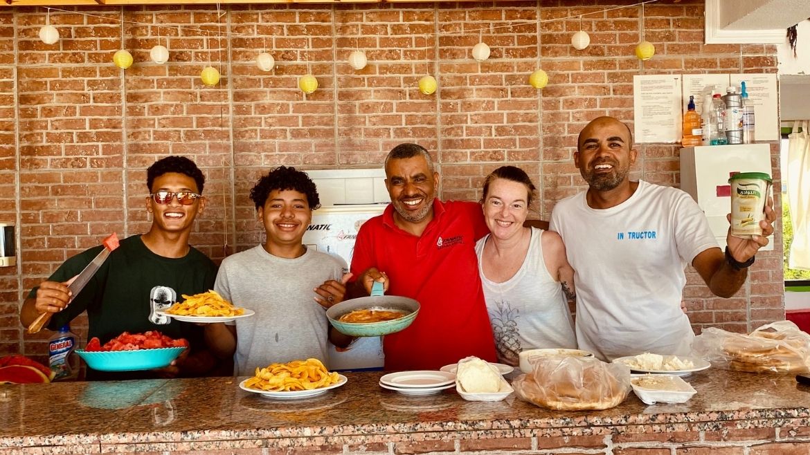 Das Team organisiert ein leckeres Essen während der Einheiten Das Team organisiert ein leckeres Essen während der Einheiten