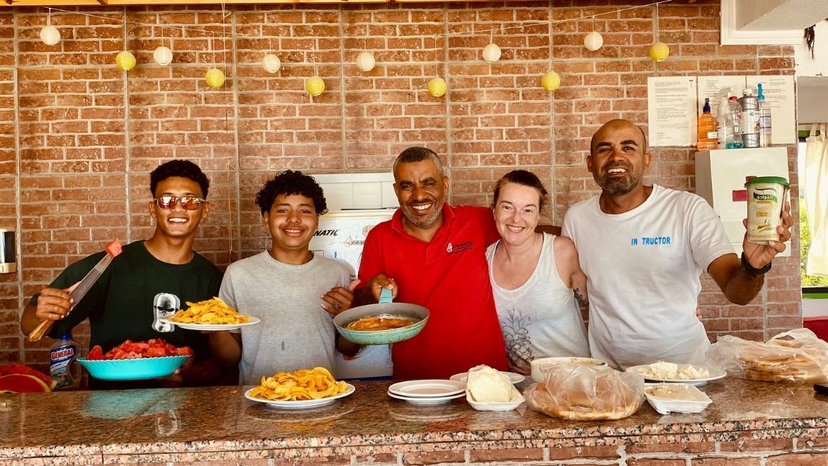 Das Team organisiert ein leckeres Essen während der Einheiten