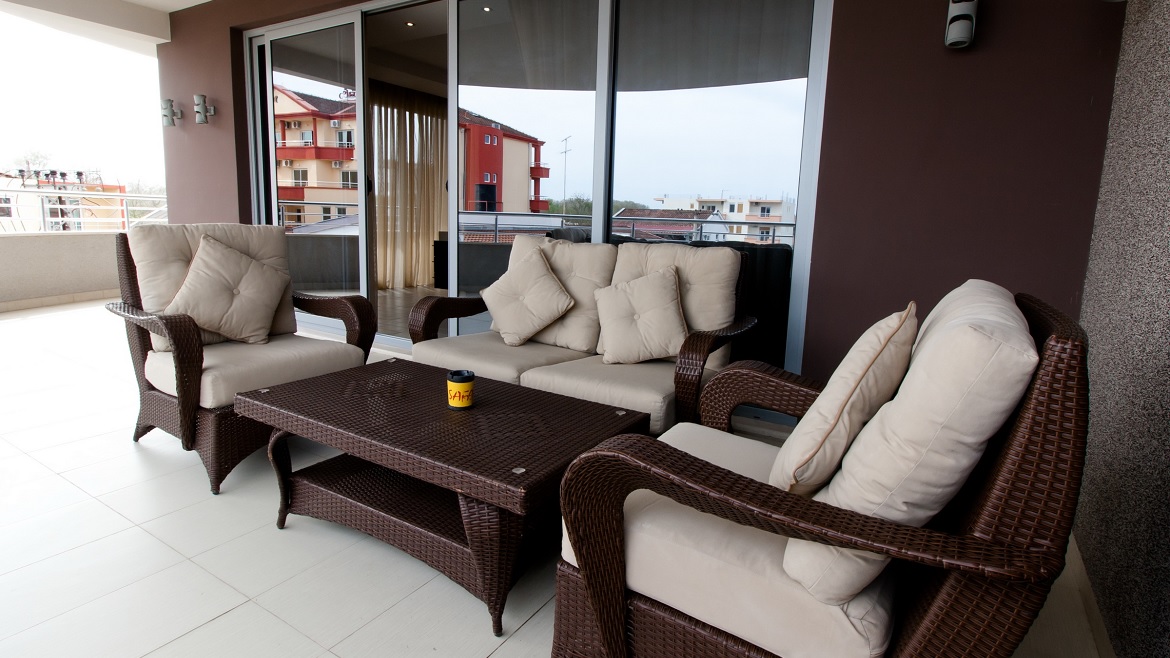 Ulcinj: Loggia mit Gartenblick des VIP-Appartements Ulcinj: Loggia mit Gartenblick des VIP-Appartements