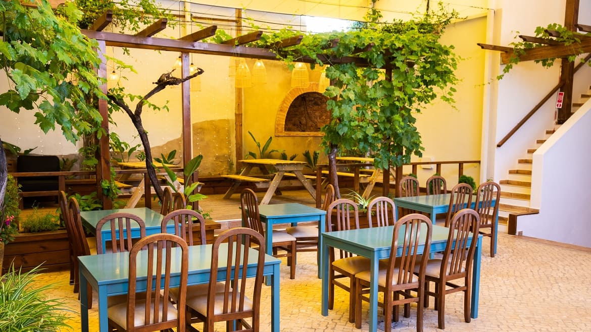 Algarve: Sitzbereich im Kitehaus