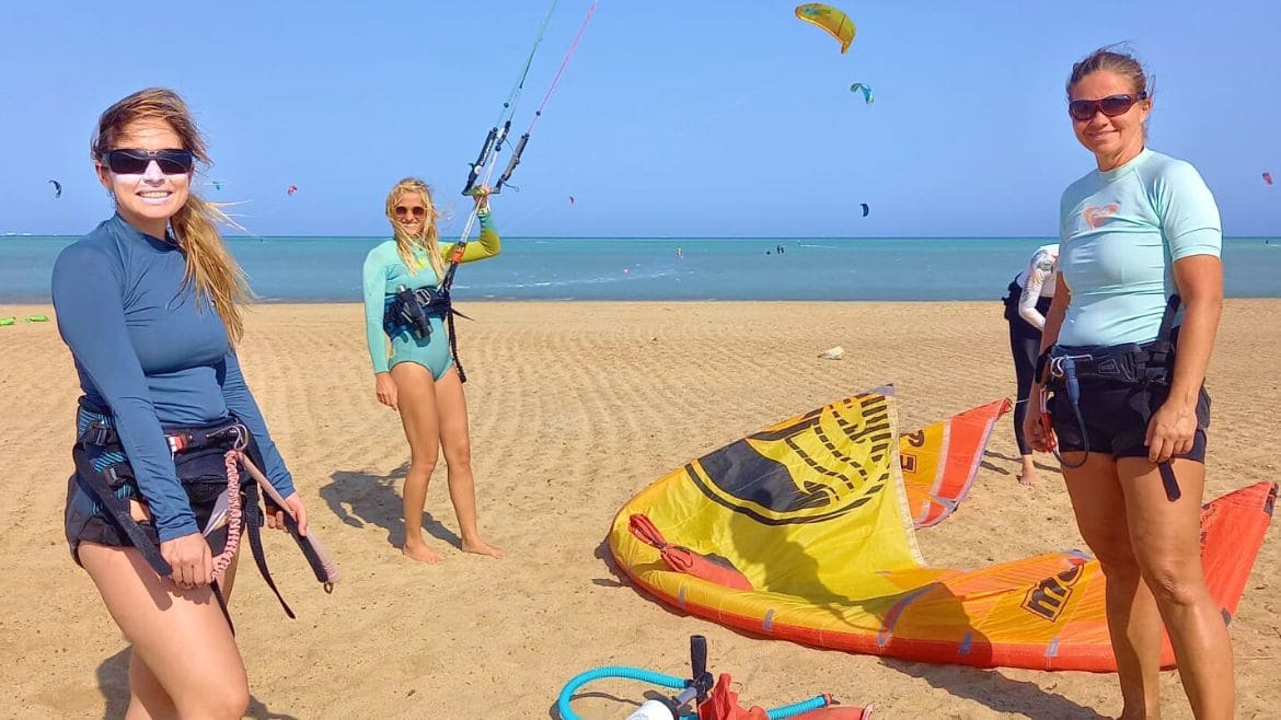 Hamata: Mädelsgruppe an der Kitesurfstation Hamata